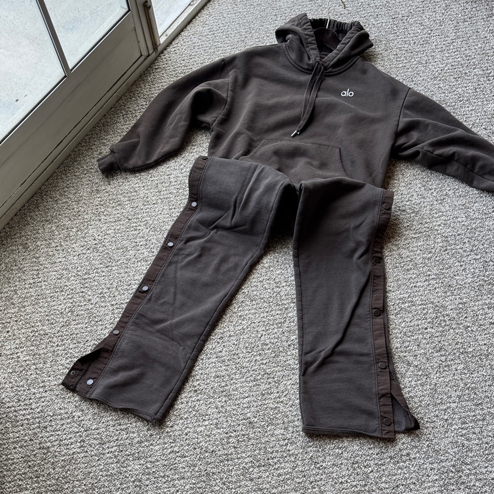 ALO Yoga Dark Brown Jogger set